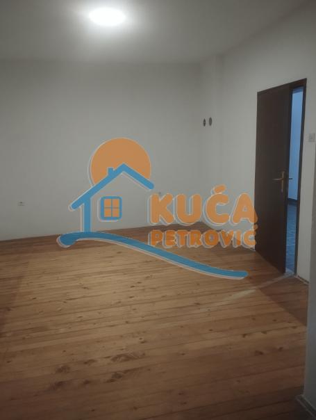 Izdaje se nenamešten stan u prizemlju kuće, 50m2