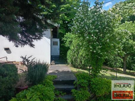 LEDINCI, VIkend kuća 101m2+Pomoćni objekat na placu od 896m2 , prelep pogled ka Dunavu