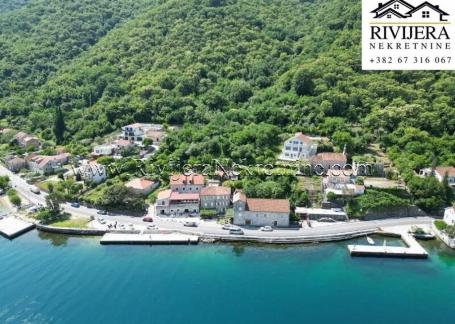 Na prodaju vertikala stare kamene kuce u prvom redu uz more Kostanjica Kotor