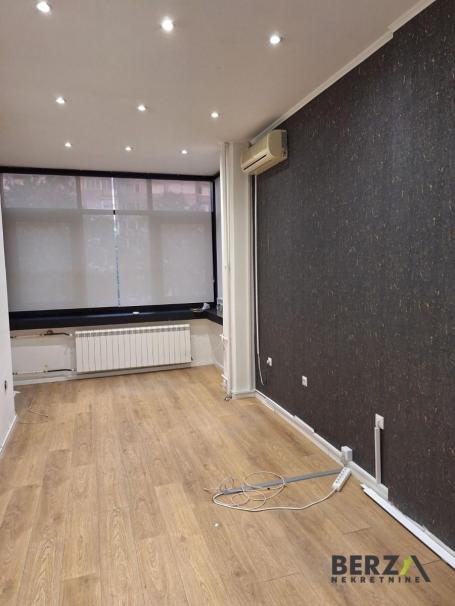 PRAZAN POSLOVNI PROSTOR OD 30 M2 NA BULEVARU OSLOBOĐENJA