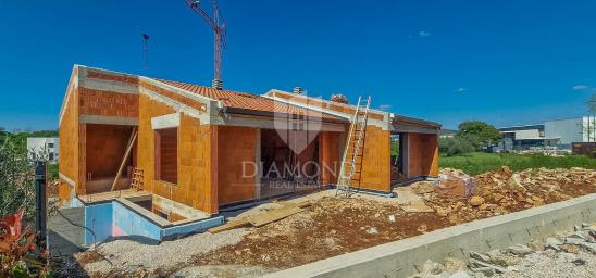 Istra, Kaštel, kuća 160 m2 sa dva stana u izgradnji 