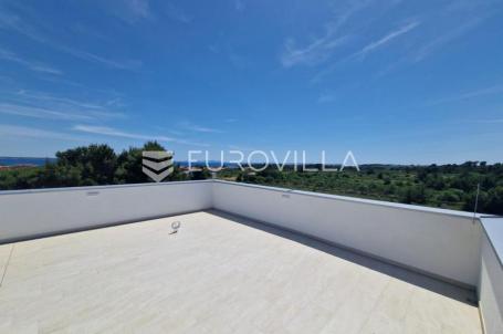Vir, komforan trosoban apartman u centru otoka s pogledom na more i krovnom terasom