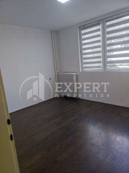 Izdaje se dvoiposoban stan u centru, 52m2, na trećem spratu
