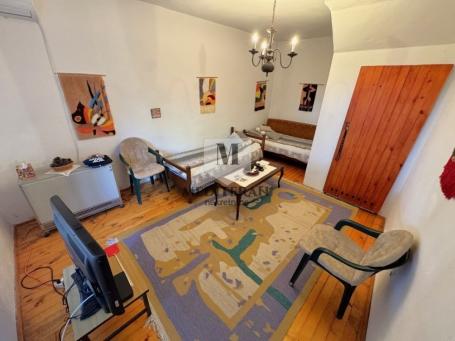 Herceg Novi – Centar starog grada, stan površine 53m2+27m2 dvorište+3m2 ostava. 