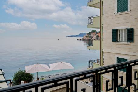 Apartman sa 4 spavace sobe, Sveti Stefan, 1 linija