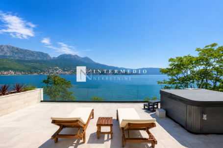 Luxury Two-Bedroom Apartment on the Front Line to the Sea – Njivice, Herceg Novi