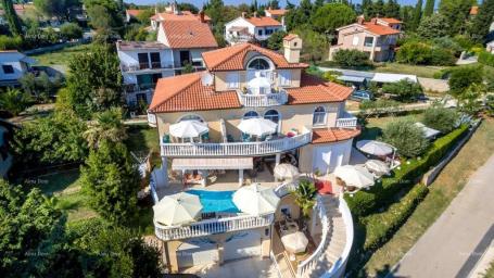 Kuća Kuća s apartmanima i bazenom u Premanturi – pogled na more!