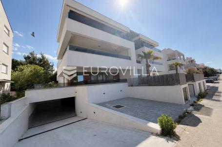 Ekskluzivan trosoban stan u Diklu, Zadar, 136 m² s krovnom terasom i pogledom na more