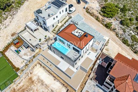 Šibenik, Žaborić, moderna villa s bazenom