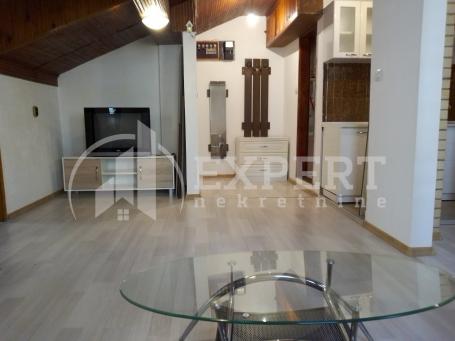 Izdaje se dvosoban stan kod Doma zdravlja, 61m2, na prvom spratu!!!