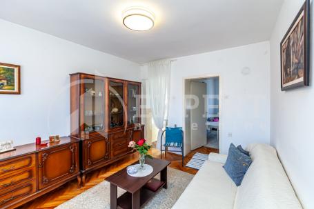 Jednoiposoban stan u kući, prvi  sprat, deo dvorišta, 38 m2, Apelovac