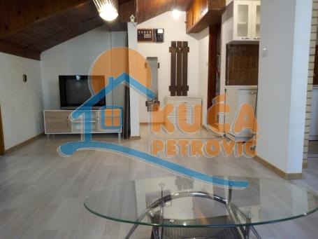 Izdaje se dvosoban stan kod Doma zdravlja, 61m2, na prvom spratu!!!