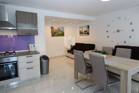 Prilika! Trosoban stan i jednosoban apartman u Centru Pule