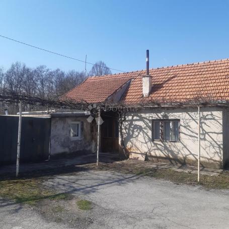 Kuća sa okućnicom i zemljištem u Oštarijama
