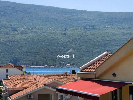 Jenosoban stan sa pogledom na more u Đenovićima, blizu Porto Novog