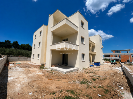 ŠIBENIK, VODICE – Erdgeschosswohnung mit Hof in einem NEUBAU! GELEGENHEIT!
