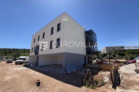 Hvar, Vrboska, trosoban stan u novogradnji neto korisne površine 113.75 m²