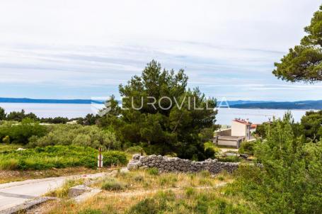 Baška Voda, zemljište s kućom za renovaciju i panoramskim pogledom na more