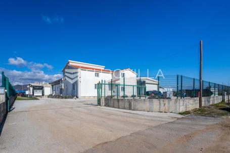 Sinj, Kukuzovac, poslovna zgrada u gospodarskoj zoni, površine 1.648 m²