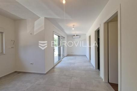 Vir, apartman s dvije spavaće sobe u novogradnji, južna strana otoka