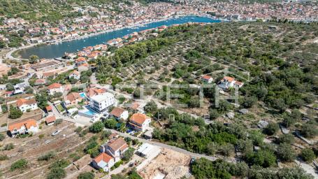 Građevinsko zemljište od 809 m2 u mirnom dijelu Vele Luke