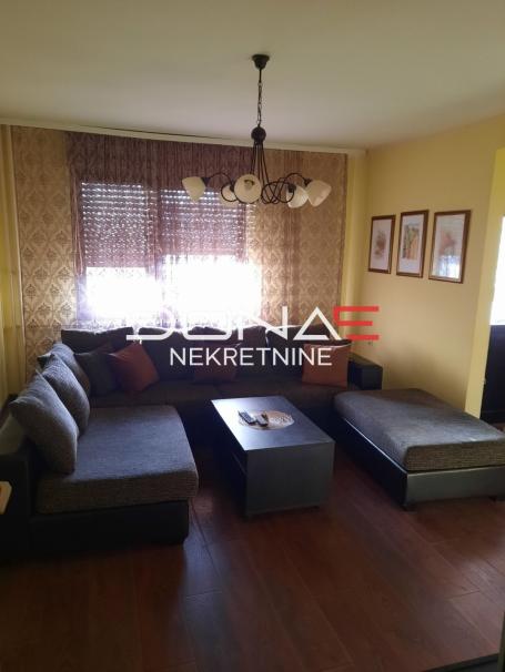Trosoban stan 85m² u centru grada, u blizini Pravnog fakulteta