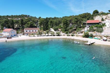 Šolta - zemljište sa dozvolom, prvi red do mora, PRODAJA