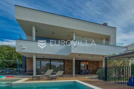 Istra, luksuzna villa 276 m² s 4 spavaće sobe, bazenom i pogledom na more