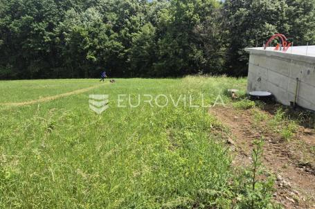 Velika, atraktivno građevinsko zemljište 637 m² u vikend naselju