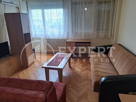 Izdaje se odlična garsonjera na Bulevaru Nemanjića. 29m2
