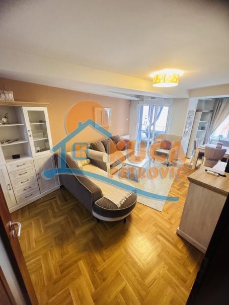 Izdaje se lux stan u centru Niša, sa garažnim mestom, 64m2