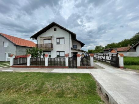 Porodična spratna kuća 250m Žitište PRODAJE SE
