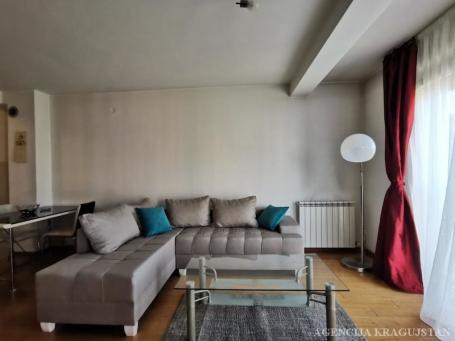 Izdavanje, Stan, 80m2 , Centar
