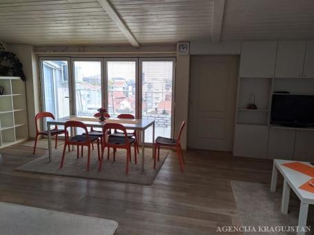 Izdavanje, Stan, 80m2 , Centar