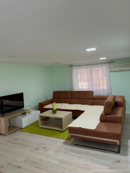 Izdavanje, Stan, 90m2 , Centar