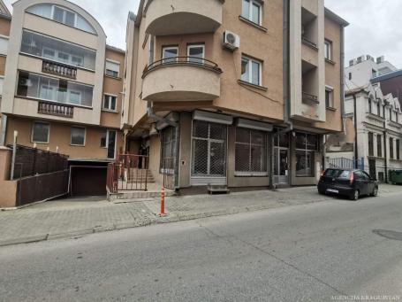Izdavanje, Lokal, 114m2 , Centar