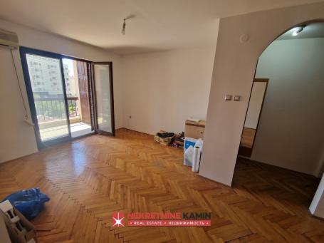 Komforan dvosoban stan 65m2 kod Mega Mall-a, Budva