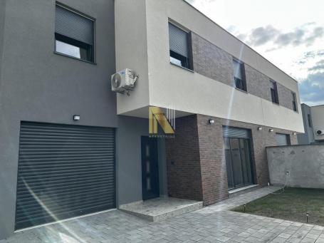 Kuća u nizu sa dvorištem i garažom- direktna prodaja