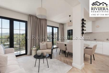 Na prodaju kuca koja se sastoji od cetiri apartmana Tivat