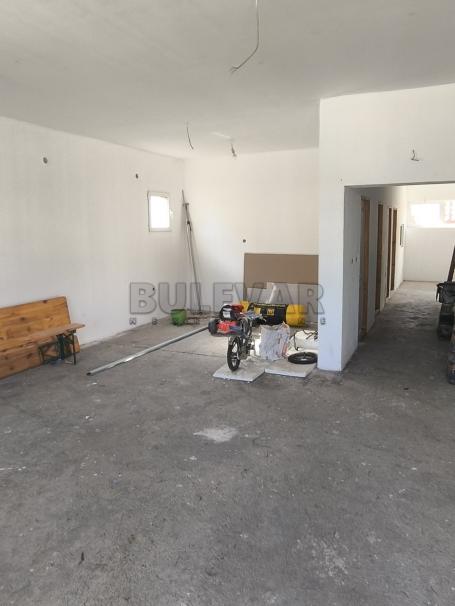 Izdavanje - prizemlje poslovnog objekta u Kragujevcu, na Kružnom putu 200 m2