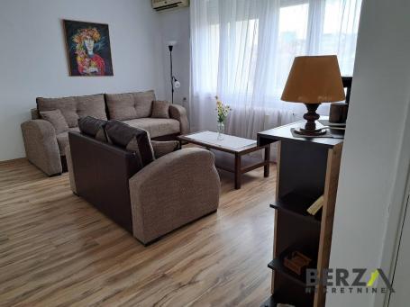 Trosoban stan 78 m² u Maksima Gorkog – Top lokacija kod Suda, lift, terasa i ostava