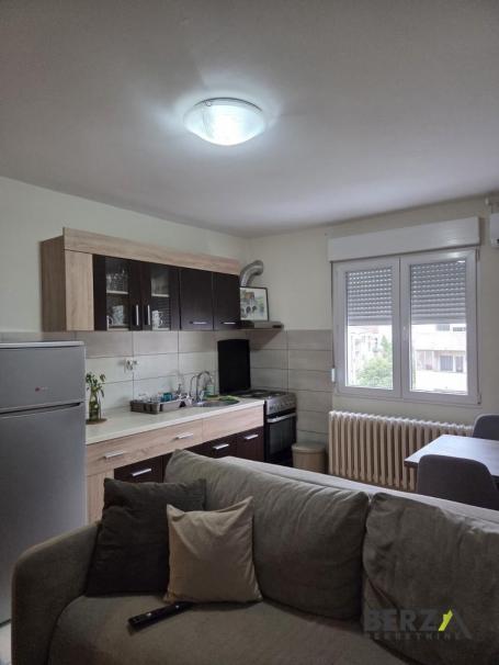  Izdaje se jednoiposoban stan 37 m² – Bulevar kralja Petra, odmah useljiv, terasa, lift