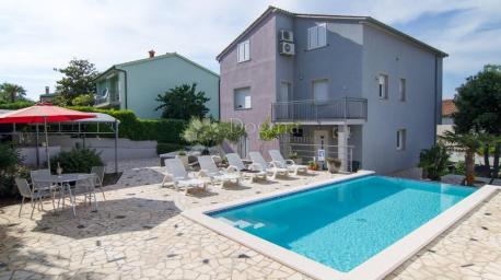 Banjole – apartmanska kuća s bazenom, 4 apartmana i solarnom elektranom, 150 m od mora
