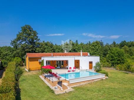 Svetvinčenat, okolica, elegantna prizemnica sa bazenom i saunom