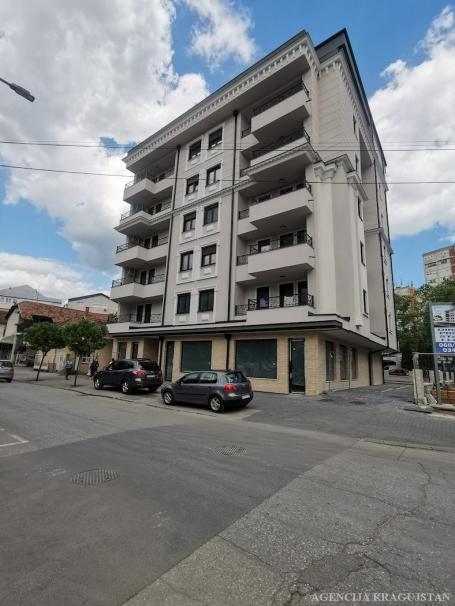 Izdavanje, Lokal, 375m2 , Centar