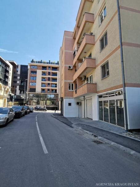 Izdavanje, Lokal, 32m2 , Centar