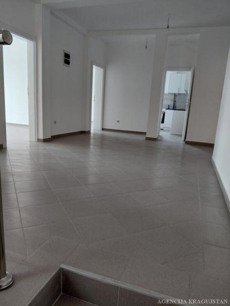 Izdavanje, Lokal, 105m2 , Topola