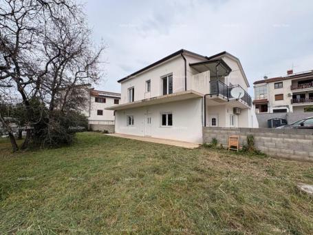 Stan UMAG, stan, dvetažni sa velikom okućnicom od 1300 m2. Nekretnina ima uporabnu dozvolu. 