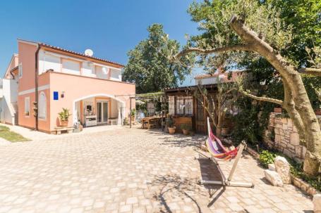 EKSKLUZIVNO! APARTMANSKA VILA U BLIZINI MORA