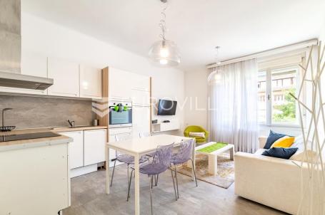 Zagreb, Britanski trg, kompletno adaptiran i namješten trosoban stan s garažom, 60 m²